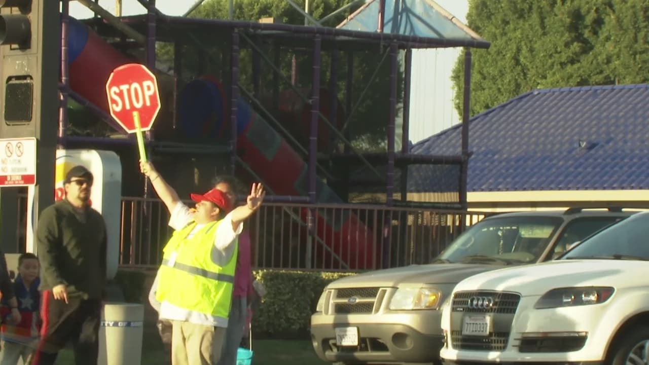 "No voy a dejar que nada pase": el compromiso de una hispana, guardian de cruce peatonal en California
