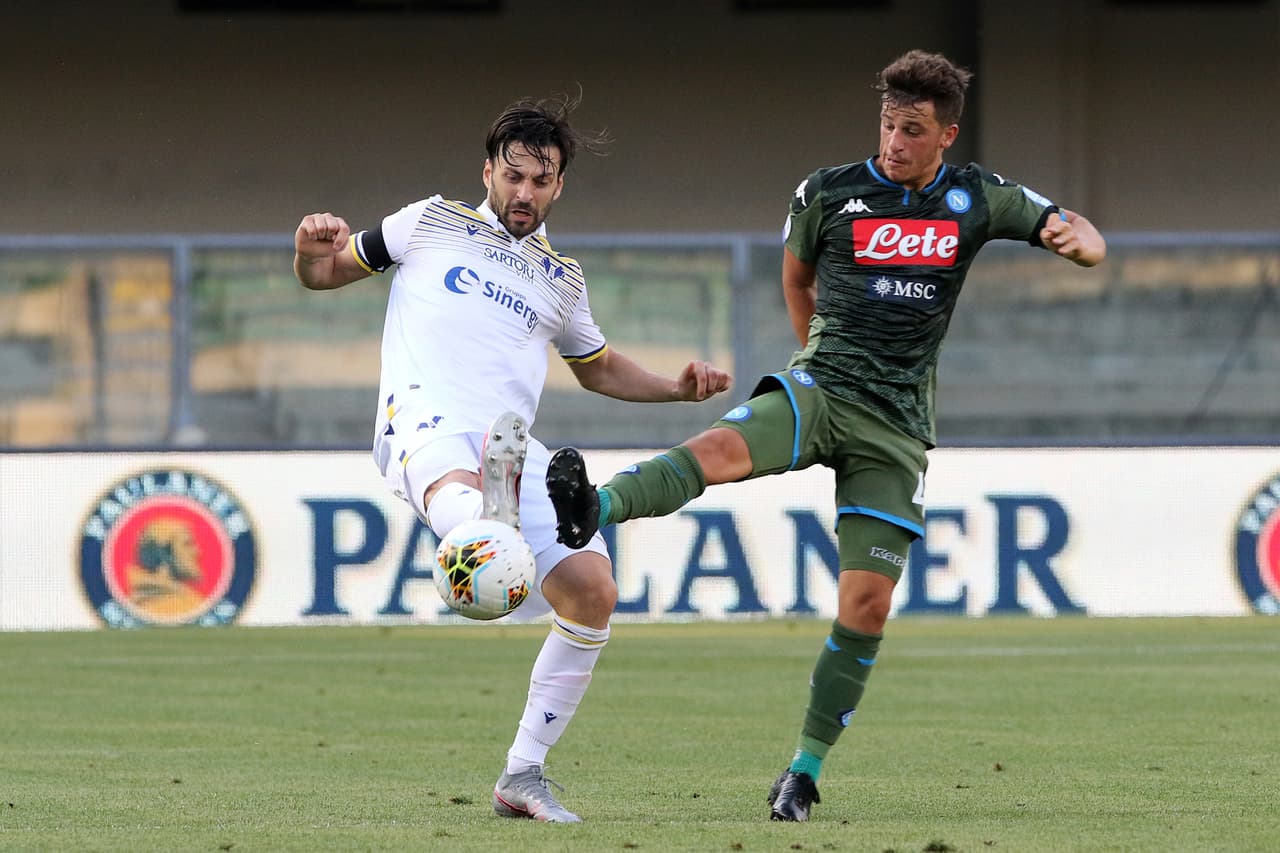 El Napoli le pegó al Hellas Verona 0-2 con goles de Milik e Hirving 'el Chucky' Lozano, quien jugó seis minutos.