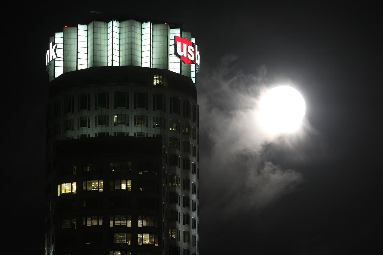 Si vives cerca del centro de Los Ángeles, puedes subir a uno de los miradores, restaurantes o bares de alguno de los edificios y rascacielos de DTLA para observar esta luna llena, que además coincidirá con el equinoccio de primavera.