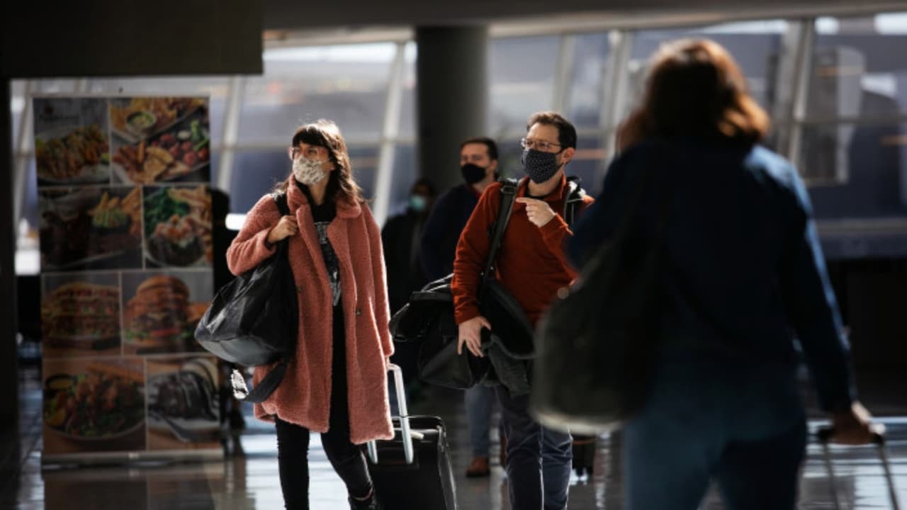 Las mascarillas ya no son obligatorias en los aeropuertos de DFW y Love Field, ni en DART