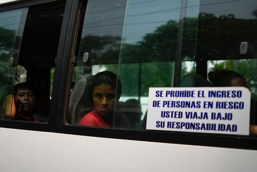 Guatemala desarticula una red trasnacional de coyotes: entre los arrestados hay 7 policías