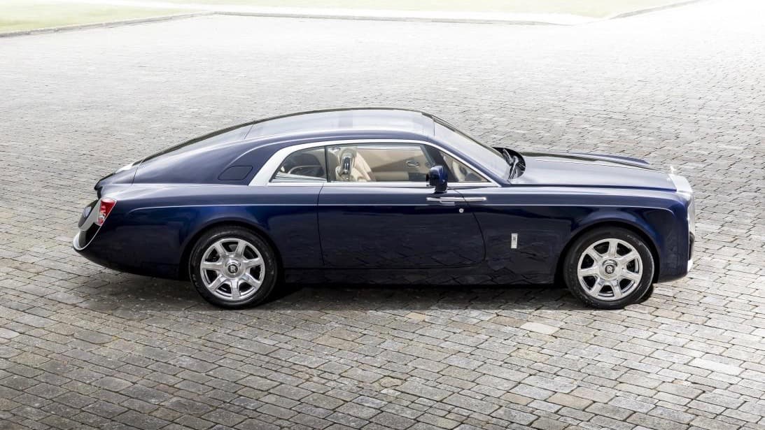 <h3 class="cms-h3-H3">El Único</h3>
<br>El
<b><a href="https://www.univision.com/noticias/rolls-royce/detalles-y-fotos-del-rolls-royce-sweptail-el-auto-nuevo-mas-caro-de-todos-los-tiempos-fotos?kjqwbk" target="_blank"> Rolls-Royce Sweptail </a></b>es un monumental gran turismo que tiene tanta potencia como tiene lujo. ¿Te ganáste los 1,000 millones del Mega Million y te lo quieres comprar? Primero vas a tener que solucionar un problema. Ese problema será convencer al dueño ya que Rolls-Royce solo construyo una unidad y ya la vendio. El Sweptail fue el producto de una colaboración de años entre su dueño, identificado solo como TestaRossaSam (@mvwmnw en Instagram), con un equipo de 30 diseñadores encabezado por Giles Taylor director de diseño de Rolls-Royce Motor Car Co., quien describió la experiencia como "lo más cercano a la alta costura desde el punto de vista automotriz".