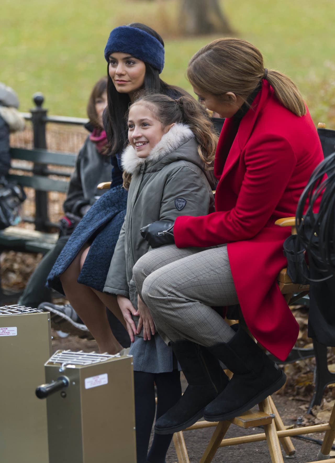 JLo, en esta foto reciente con su hija Emme durante la grabación de la cinta 'Second Act', admitió con tristeza que tuvo que posponer la filmación de 'Bye, Bye, Birdie'.