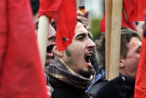 Cerca de 2 mil obreros navales se manifestaron en el puerto de El Pireo, donde los barcos estaban amarrados por la huelga.