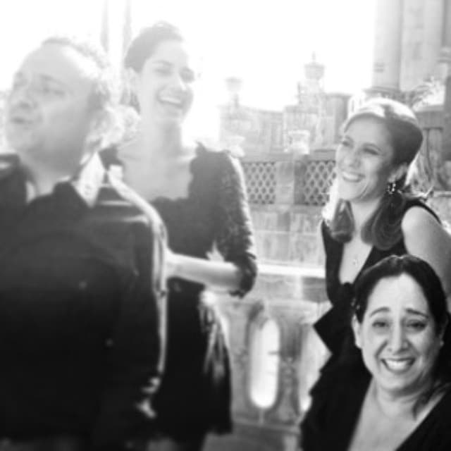 Sí, toda la producción disfrutó de su energía y carisma.