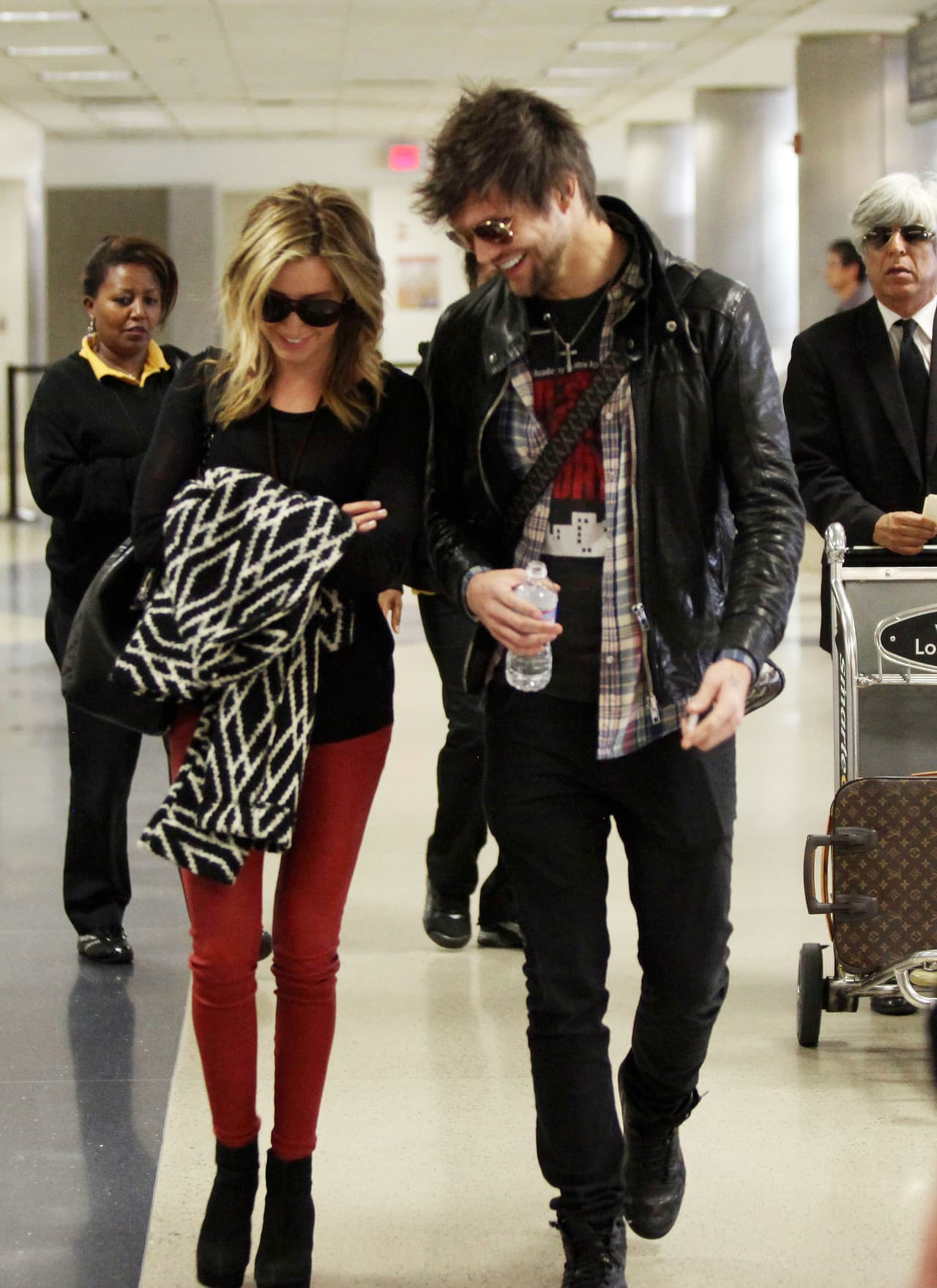 Ashley Tisdale y su esposo no sólo hacen una pareja magnífica, además sus estilos individuales crean en conjunto un aire rockero espléndido.