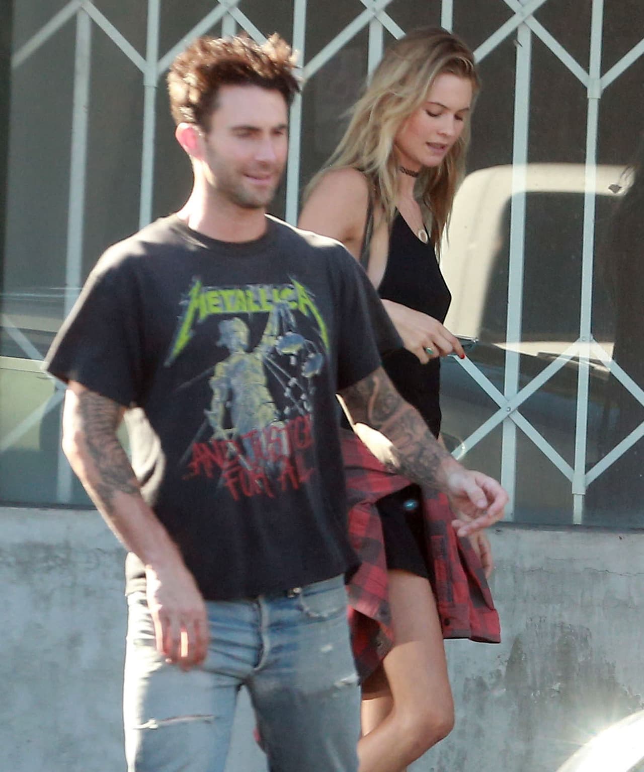 ¿Quién va a saber más de estos 'looks' que el mismísimo Adam Levine? En el escenario y fuera de él demuestra que lleva la música por dentro. Imitar su playera con estampado y su peinado atrevido es convertirse en el más 'cool' del colegio.