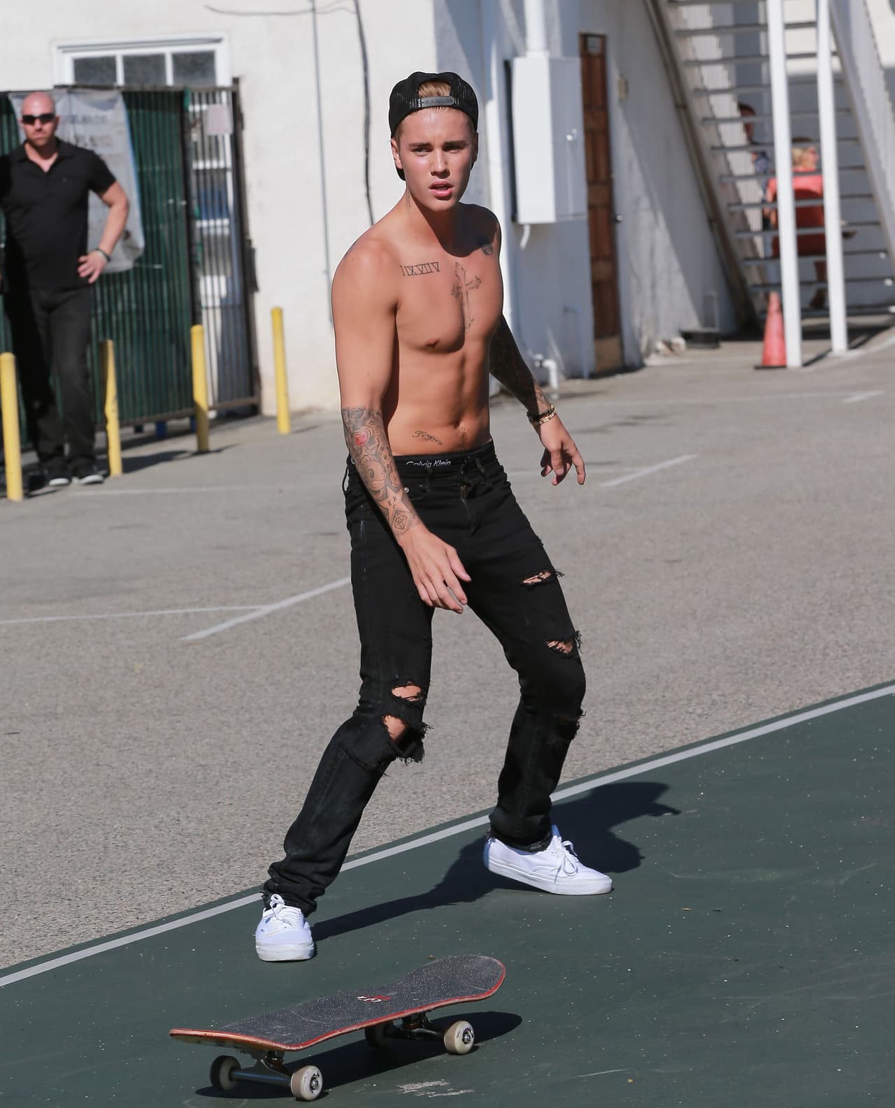 Los hombres también pueden llevar pantalones rasgados, así como nos demuestra la estrella favorita de muchos: Justin Bieber.