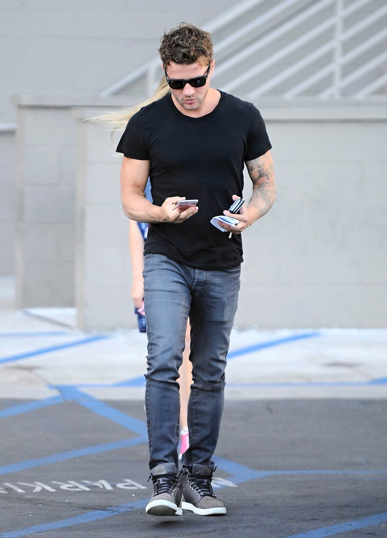 Los lentes también son elementales en este 'outfit' básico.