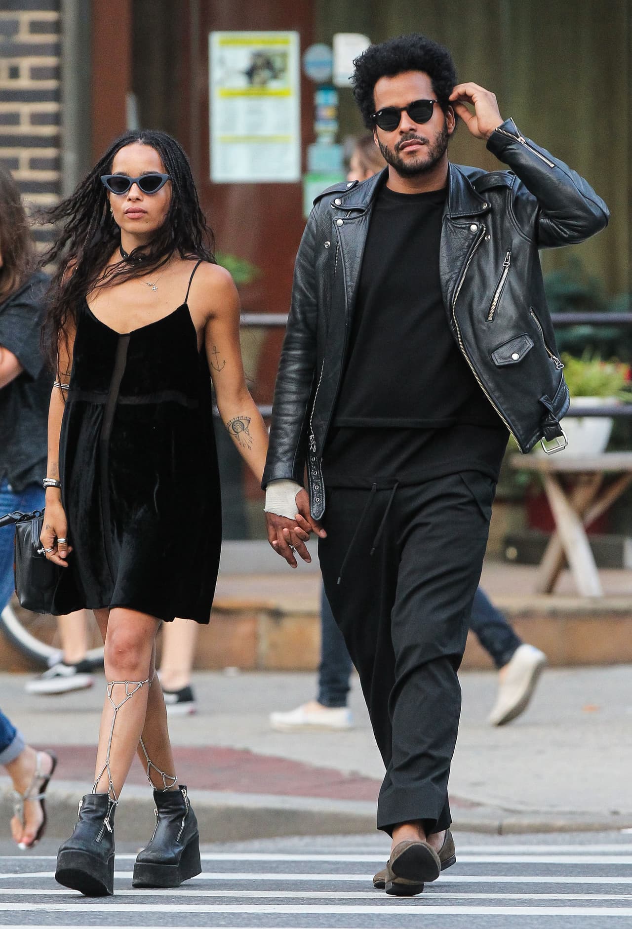 Zoë Kravitz, la hija de Lenny, y su novio también saben cómo hacerlo: sólo se necesita el toque de un vestido oscuro con la chaqueta y la camiseta para lucir espléndidos.