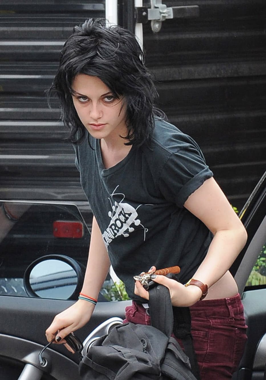 ¿Recuerdas este estilo de Kristen Stewart? ¡Pues todo él lo puedes usar: desde el pantalón vino, hasta la camiseta estampada y el peinado desenfadado!