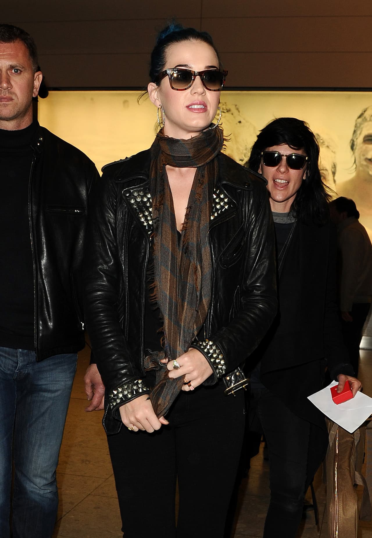 Aunque pocas veces lo viste así, Katy Perry es otra famosa de la que podemos aprender algo: no temas al mezclar colores, siempre y cuando se mantenga la misma línea opaca.