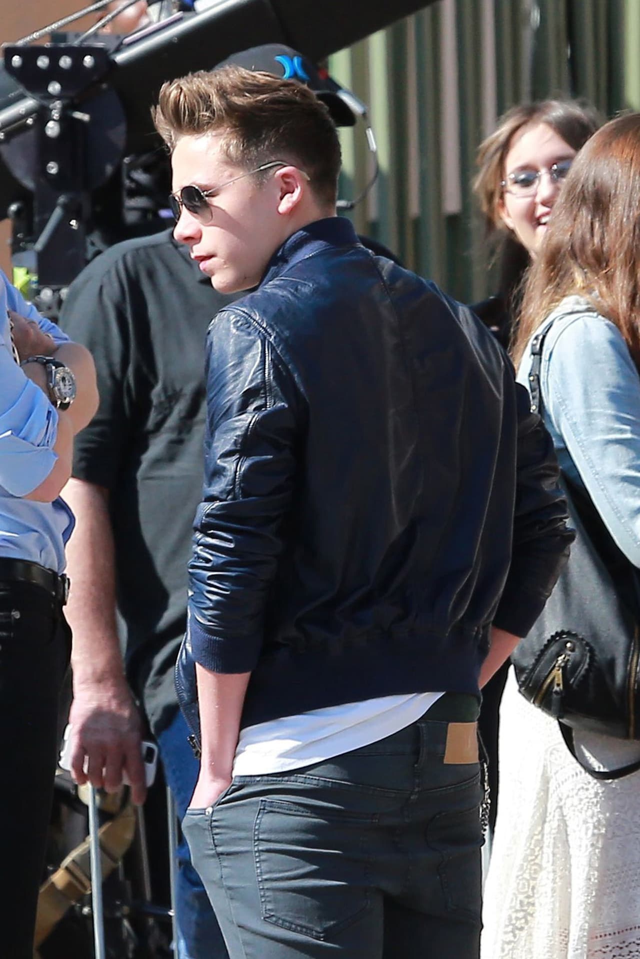 Cualquier joven que quiera vestir 'cool', sólo debe echarle un vistazo a Brooklyn Beckham para saber que una buena chaqueta combinada con unos lentes que se ajusten al rostro es una combinación explosiva.