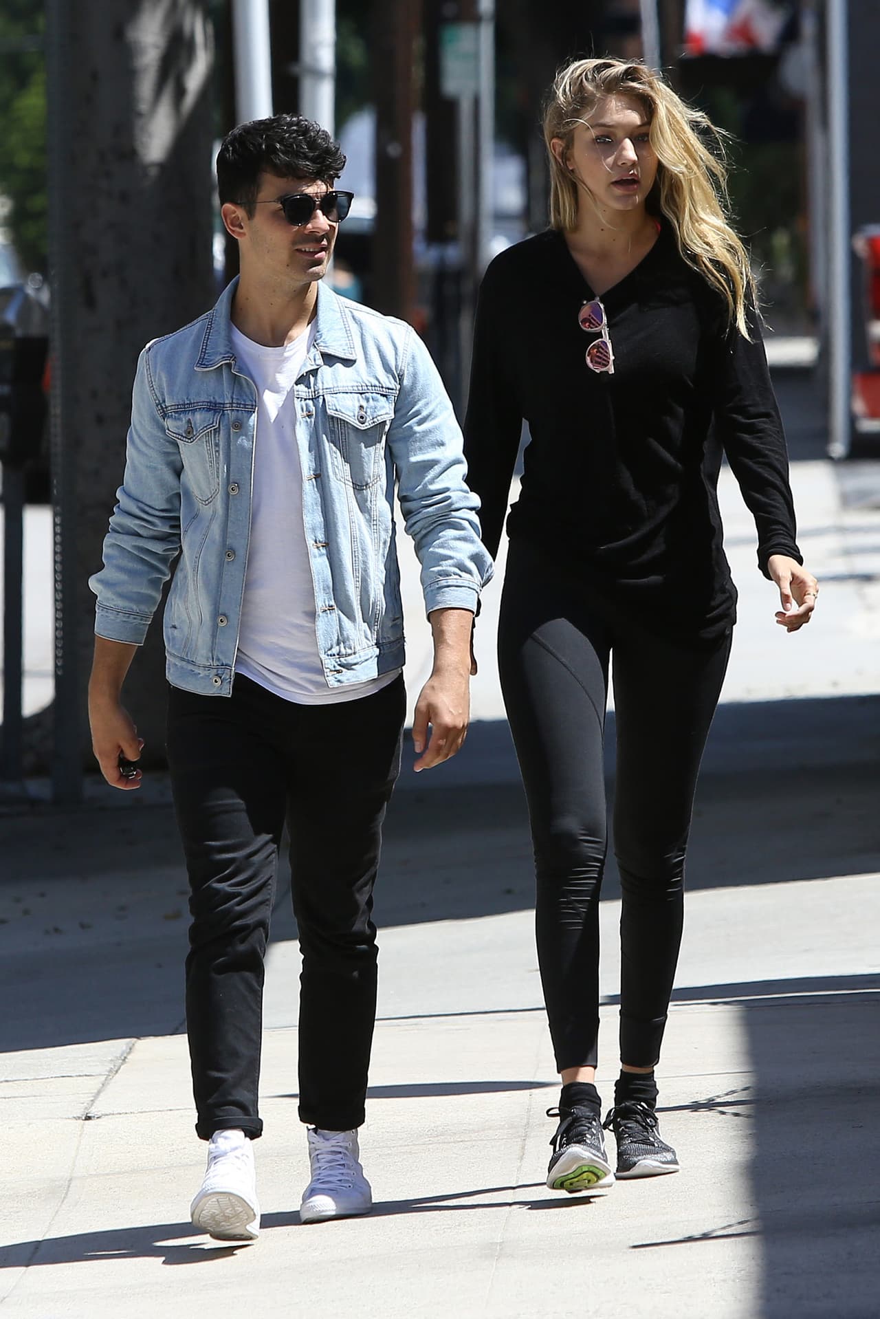 Su hermano, Joe Jonas, también sabe mezclar ese estilo, sólo que el aporte de una chaqueta denim trae el 'outfit' clásico al siglo XXI.