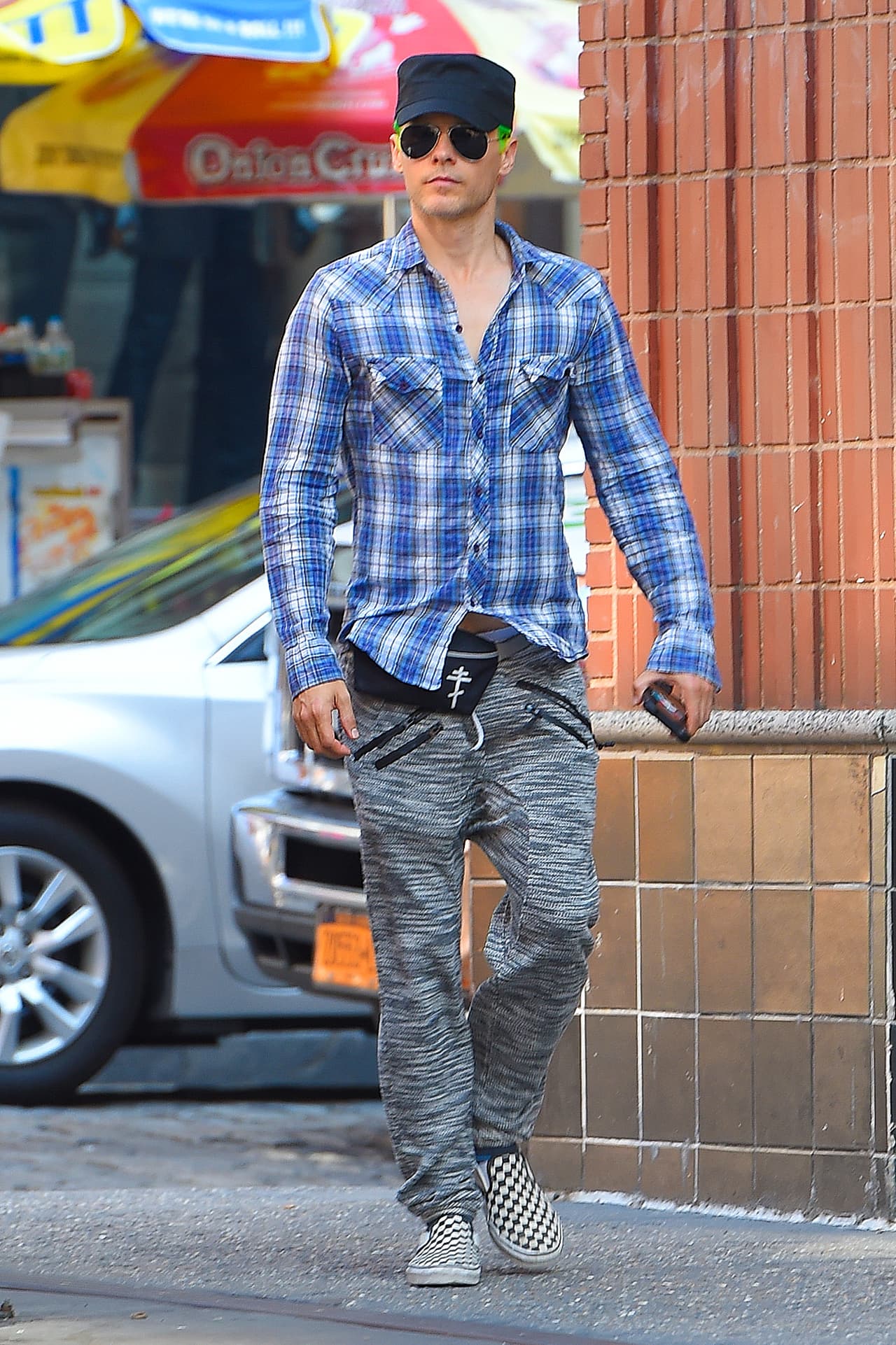 Quien podría mostrarnos cómo usar una camiseta de cuadros es Jared Leto. Combinarla con pantalones en tonalidades oscuras y gorras es lo 'in'.