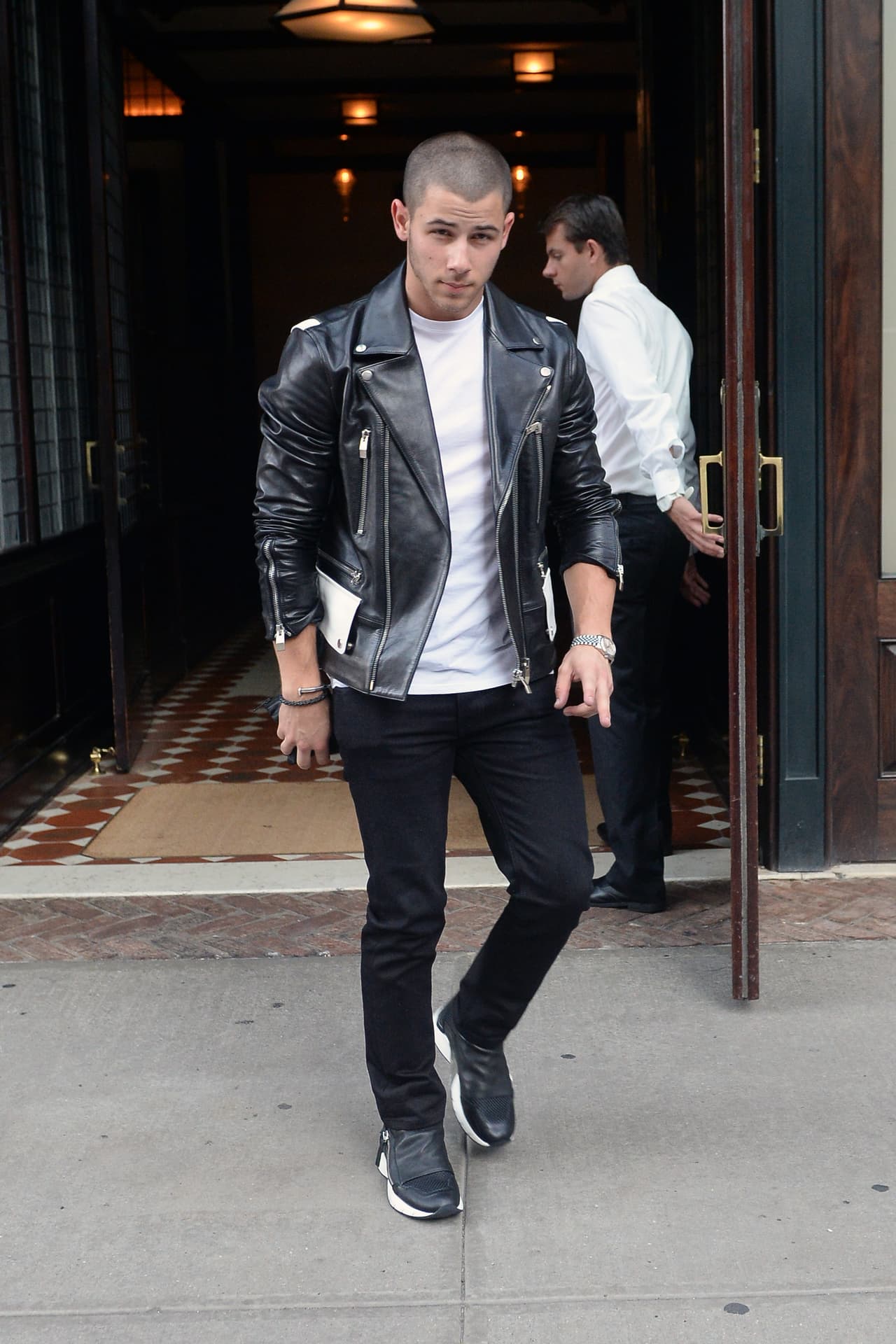 Un 'rocker' más clásico es lo que viste Nick Jonas. Pantalones oscuros, tenis bicolor, chaqueta de imitación y playera blanca: el estilo de los años 80.