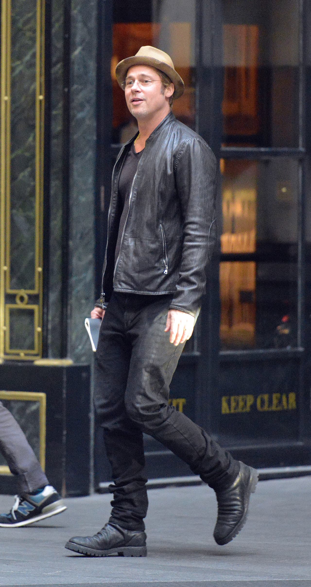 Brad Pitt es el ejemplo adecuado de cómo usar el 'total color' en tonalidades oscuras: ¡no importa cuánto te pongas, lucirás bien!