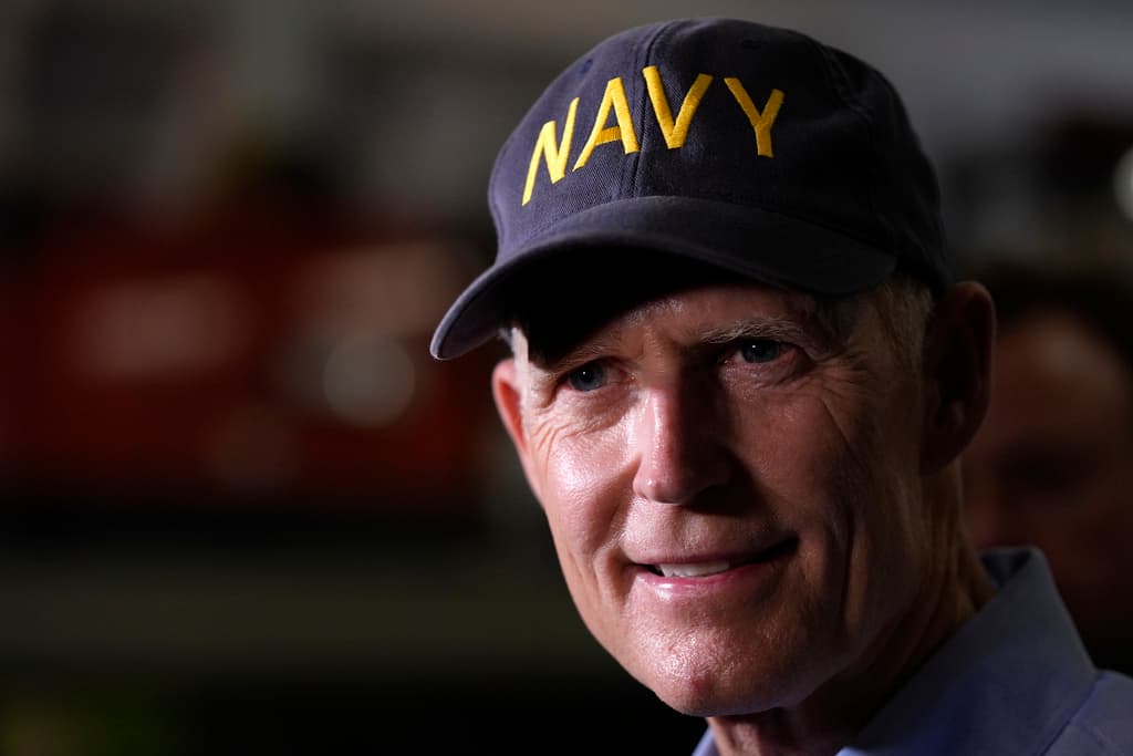 <b>Rick Scott</b>, senador republicano y exgobernador de Florida, realizó una publicación en su cuenta de X: “Esto 
<b>fue claramente un intento de asesinato al Presidente Trump. </b>Me alegro de que aparentemente está bien y estoy orando por él y por todos los que estuvieron en la manifestación.Hay CERO tolerancia a la violencia. Espero que este monstruo ya sea capturado y procesado con todo el peso de la ley”.