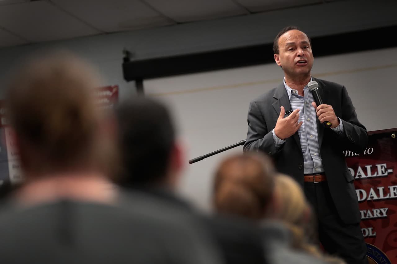 El legislador
<b>Luis Gutiérrez</b> no se presentará a la reelección tras 25 años de servicio en el Congreso de Estados Unidos. Con su inminente marcha,
<a href="https://www.univision.com/noticias/politica/luis-gutierrez-el-congresista-boricua-que-no-tuvo-miedo-en-ser-arrestado-por-defender-a-inmigrantes">anunciada en noviembre</a>, la comunidad inmigrante –y especialmente los indocumentados– pierde a un aliado en Washington DC. Nacido en Chicago,
<b>se hace llamar boricua</b>. Representa al distrito 4 de Illinois en la Cámara de Representantes desde 1993 por el Partido Demócrata y no ha temido ser arrestado en varias ocasiones por defender a inmigrantes. Ha pedido acabar con las deportaciones, protestado contra la ley estatal SB1070 de Arizona y pedido una protección legal definitiva para los dreamers.