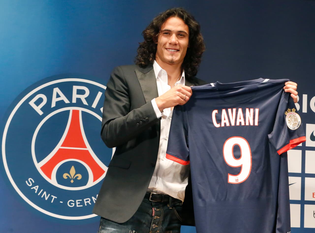 El uruguayo Edinson Cavani arribó a PSG proveniente de Nápoles en 2013 por una suma de 64.500.000 euros, aproximadamente unos 75.438.000 dólares.