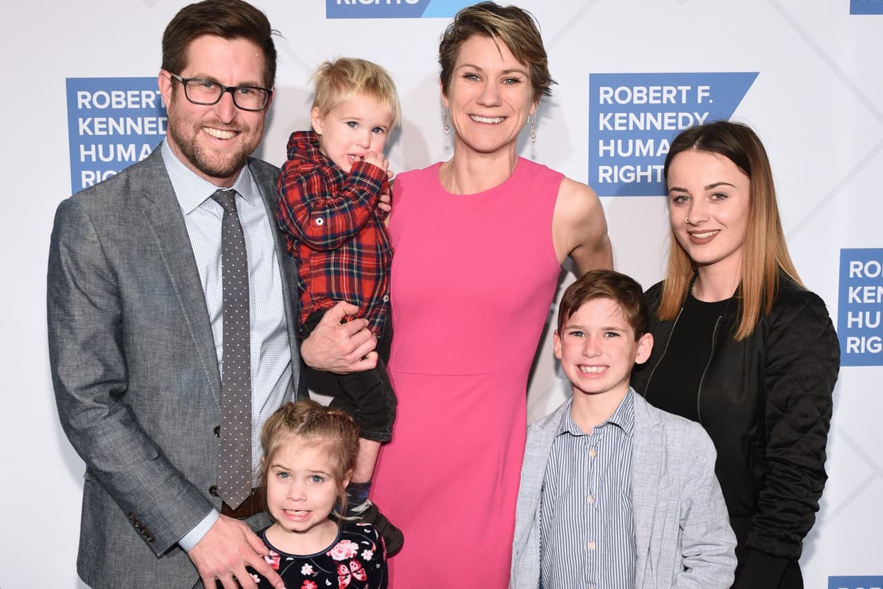 Maeve Kennedy Townsend McKean, de vestido rosa, y su hijo Gideon Joseph Kennedy McKean, a la derecha y con traje claro, posaban en un evento en Nueva York en diciembre de 2019.