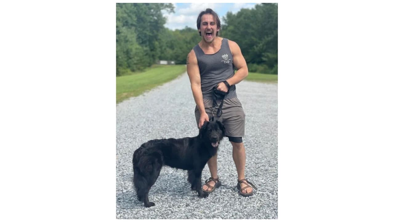 Adam Turck con su inseparable mascota.