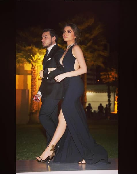 En dicho evento se les vio sonrientes, tomados de la mano y con una gran sonrisa que es la máxima evidencia que todo va viento en popa.