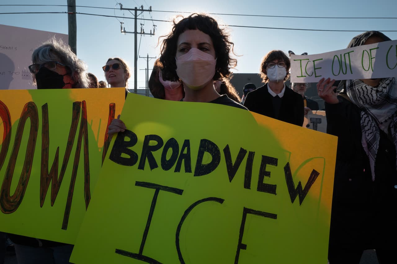 Los manifestantes también se oponen a la llegada de la Guardia Nacional en Chicago.