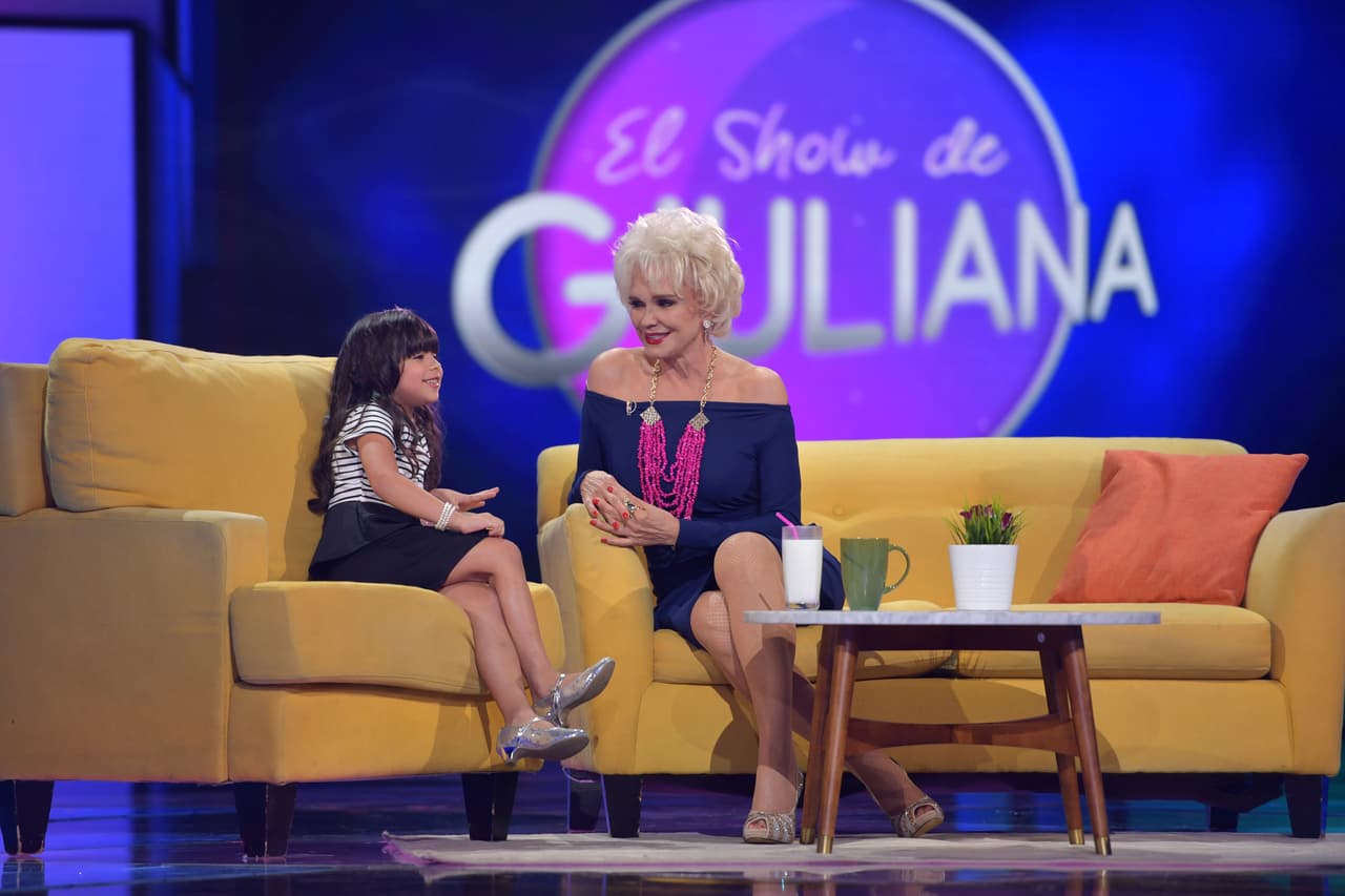La pequeña entrevistó a su famosa invitada.