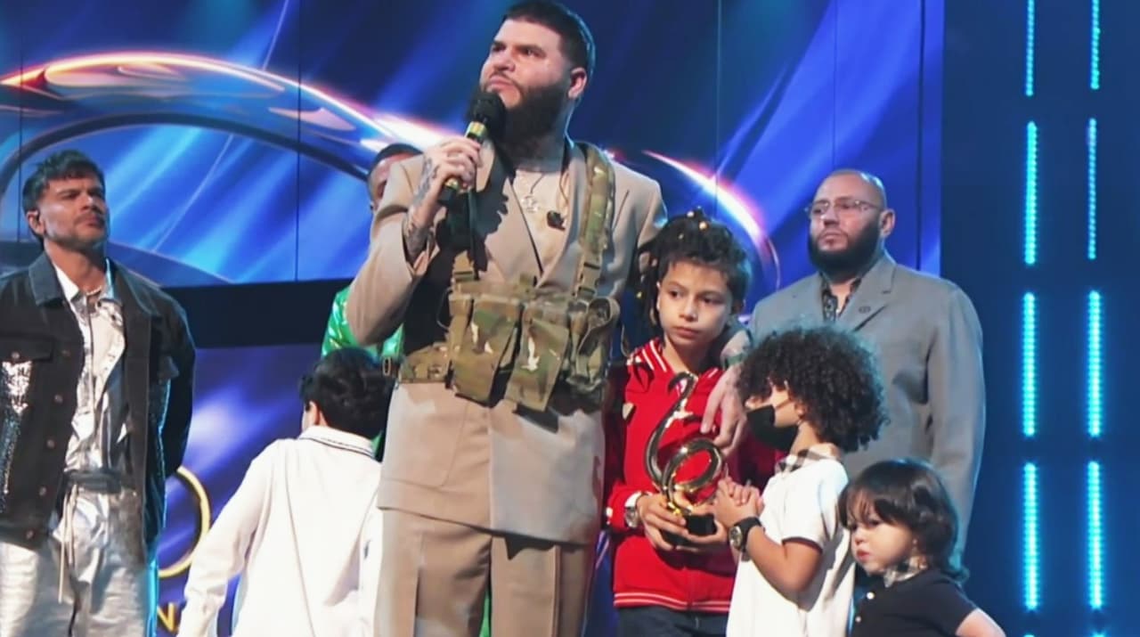 <h2 class="cms-H2-H2">Farruko, Premio Lo Nuestro a La Excelencia Urbana 2022</h2>
<br>A lo largo de su trayectoria, el puertorriqueño ha contribuido en el género con innovación y liderazgo al fomentar la inclusión de varios estilos. En 2022 su trabajo musical fue premiado al recibir el galardón dentro de la gala de Premio Lo Nuestro de manos de sus hijos.
<br>