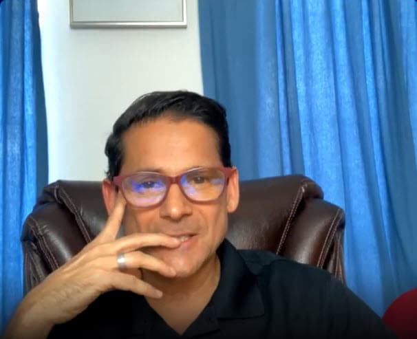 Fue gracias al éxito de la balada 'En cada canción' que el productor Luis de Llano le ofreció protagonizar 
<a href="https://www.univision.com/entretenimiento/cultura-pop/agujetas-de-color-de-rosa-como-lucen-los-actores-de-la-telenovela-25-anos-despues">'Agujetas de color de rosa',</a> a pesar de que Flavio "nunca había actuado ni tomado clases", pero eso no fue impedimento, pues Martin, el nombre del personaje, era exactamente como él.
<br>