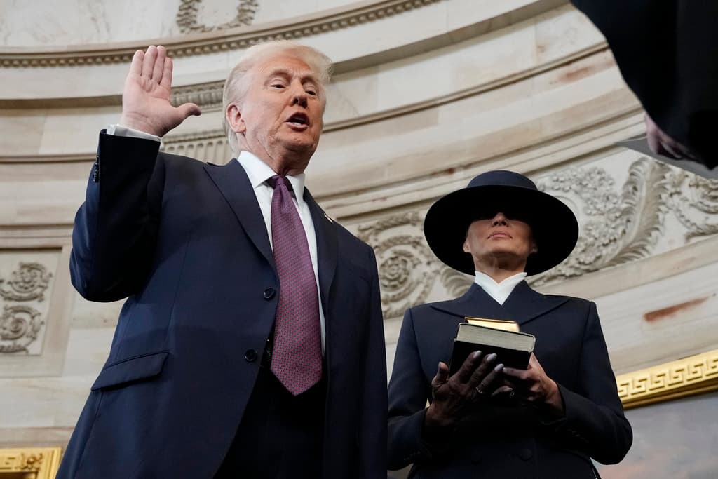 Donald Trump jura su cargo como 47º presidente de Estados Unidos ante el presidente de la Corte Suprema de EEUU, John Roberts, mientras Melania Trump sostiene la Biblia.