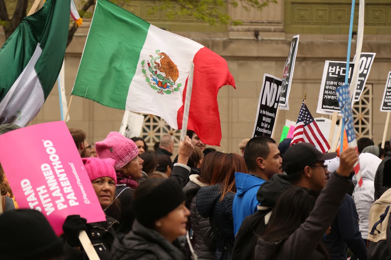 Ni la lluvia detuvo a los cientos de manifestantes que participaron este lunes en la marcha "Chicago no se deja" con motivo del Día del Trabajo.