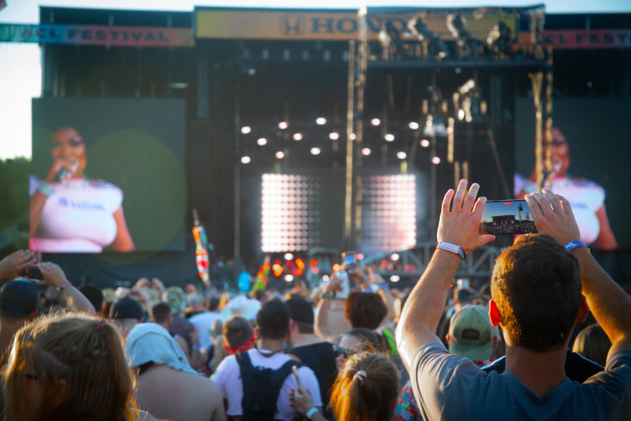 Las grandes multitudes emitieron una sensación de alegría y alivio cuando comenzó la música.