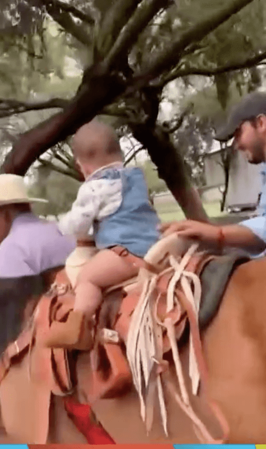 <b>Montando a caballo</b>
<br>A sus casi 7 meses de edad Cayetana ya monta a caballo, como se vio en un video que compartió Camila Fernández en sus historias de Instagram. Con un overol y unas botas cafés, cabalgó lentamente acompañada por su papá.