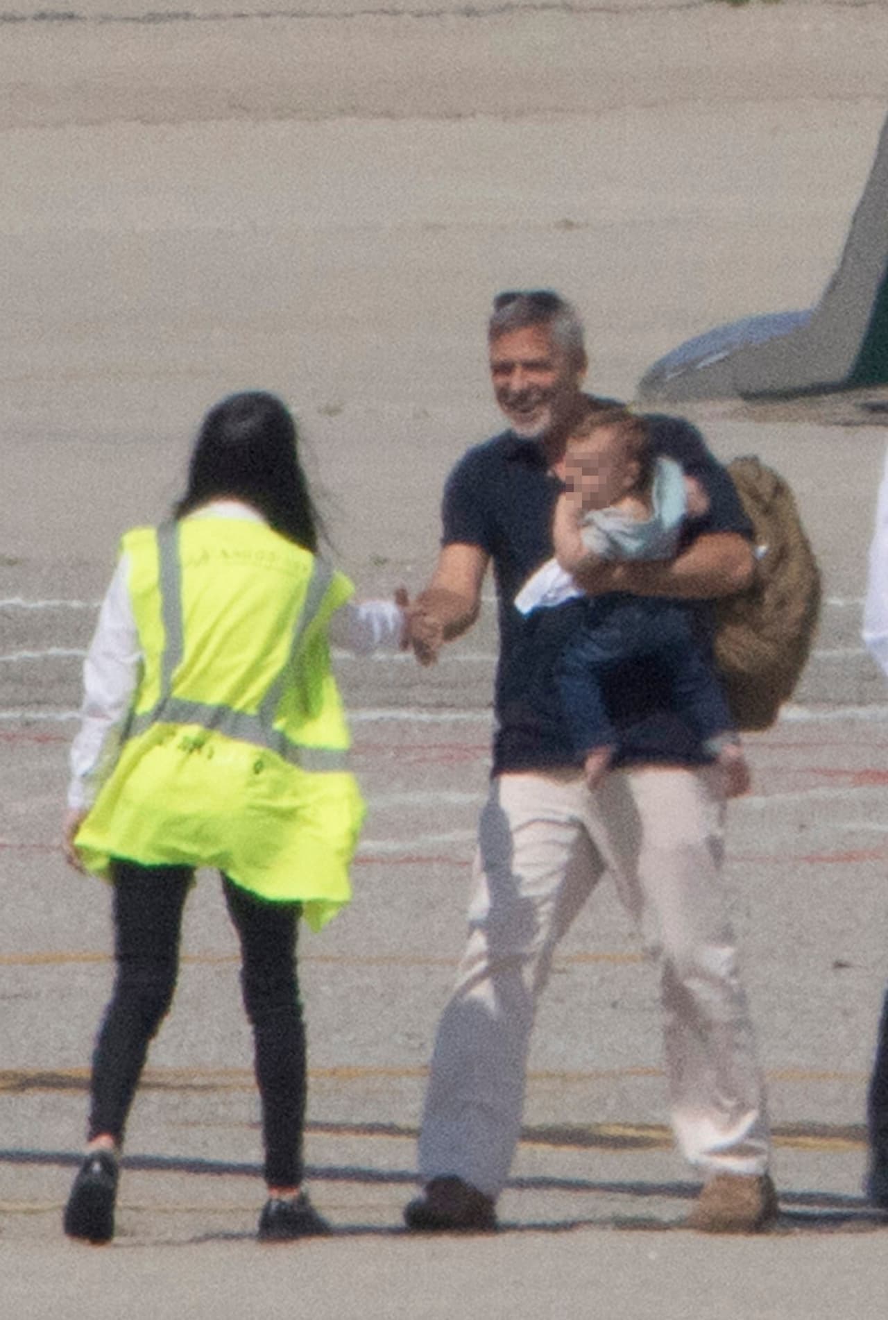 El primero en salir fue el actor, de 56 años, quien fue recibido por trabajadores del aeropuerto y respondió con alegría.