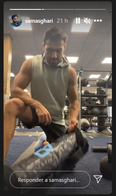 El sábado 21, apareció en sus historias de Instagram haciendo ejercicio en el gimnasio y presumiendo la fuerza de sus brazos.