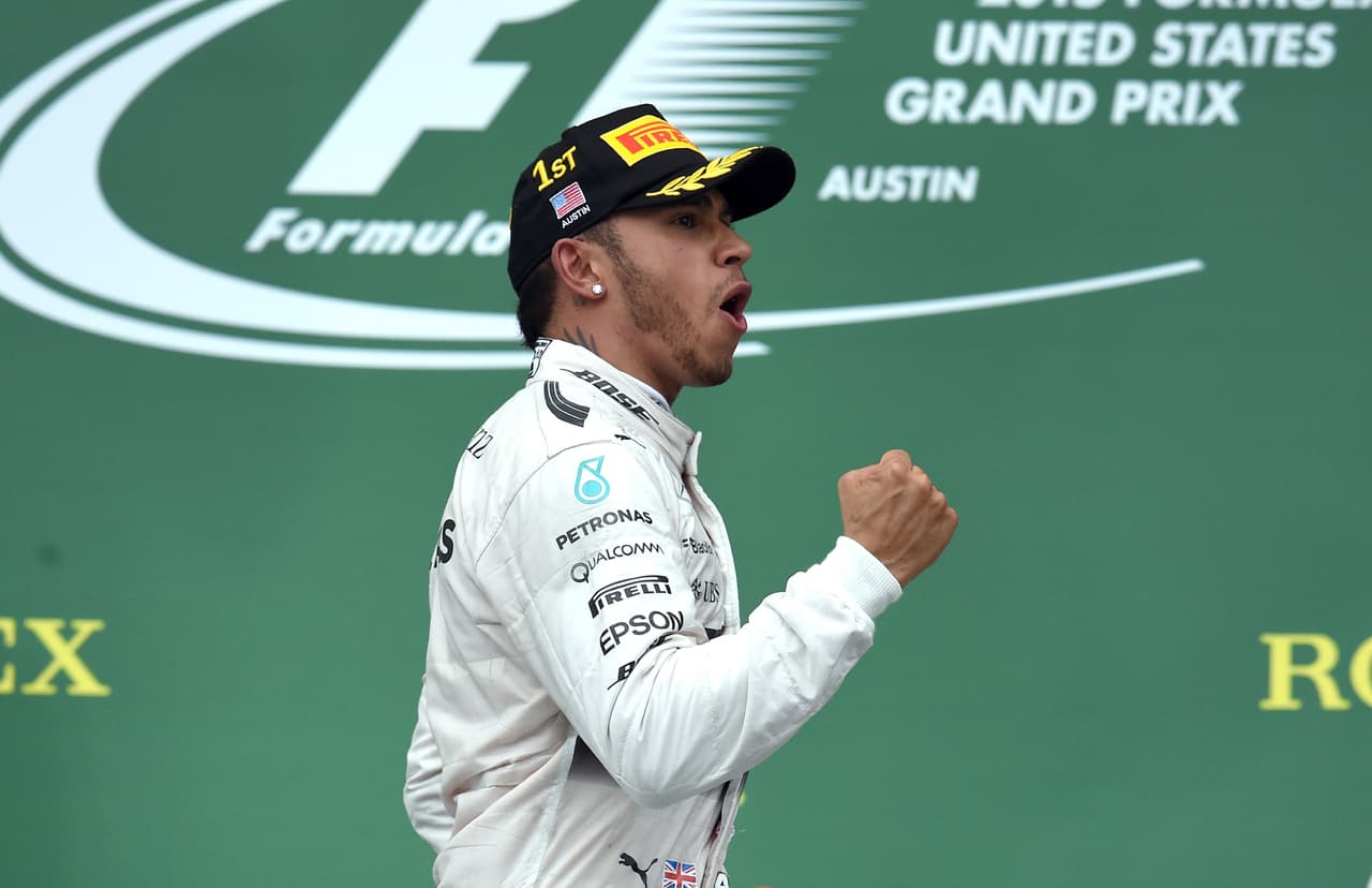 Lewis Hamilton gana combate de lucha libre en México