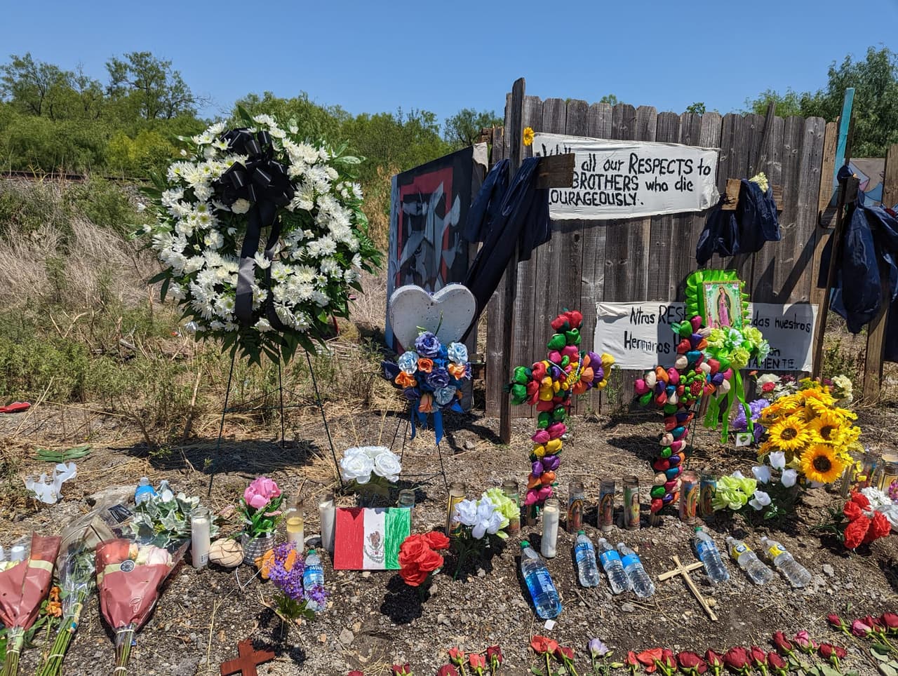 En la cuadra 9600 de Quintana Road, cerca de la base de la Fuerza Aérea Lackland, la comunidad de San Antonio creó un altar improvisado para honrar la memoria de los 
<a href="https://www.univision.com/local/san-antonio-kwex/decenas-inmigrantes-muertos-camion-san-antonio">inmigrantes que murieron dentro de un camión </a>de carga el 27 de junio.