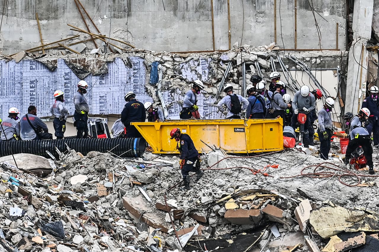 El jefe del cuerpo de bomberos de Miami-Dade dijo que
<a href="https://www.univision.com/local/miami-wltv/estan-cayendo-pedazos-de-concreto-en-el-area-del-derrumbe-champlain-towers-surfside">ya han sacado 3 millones de escombros </a>d el derrumbe del Champlain Towers.