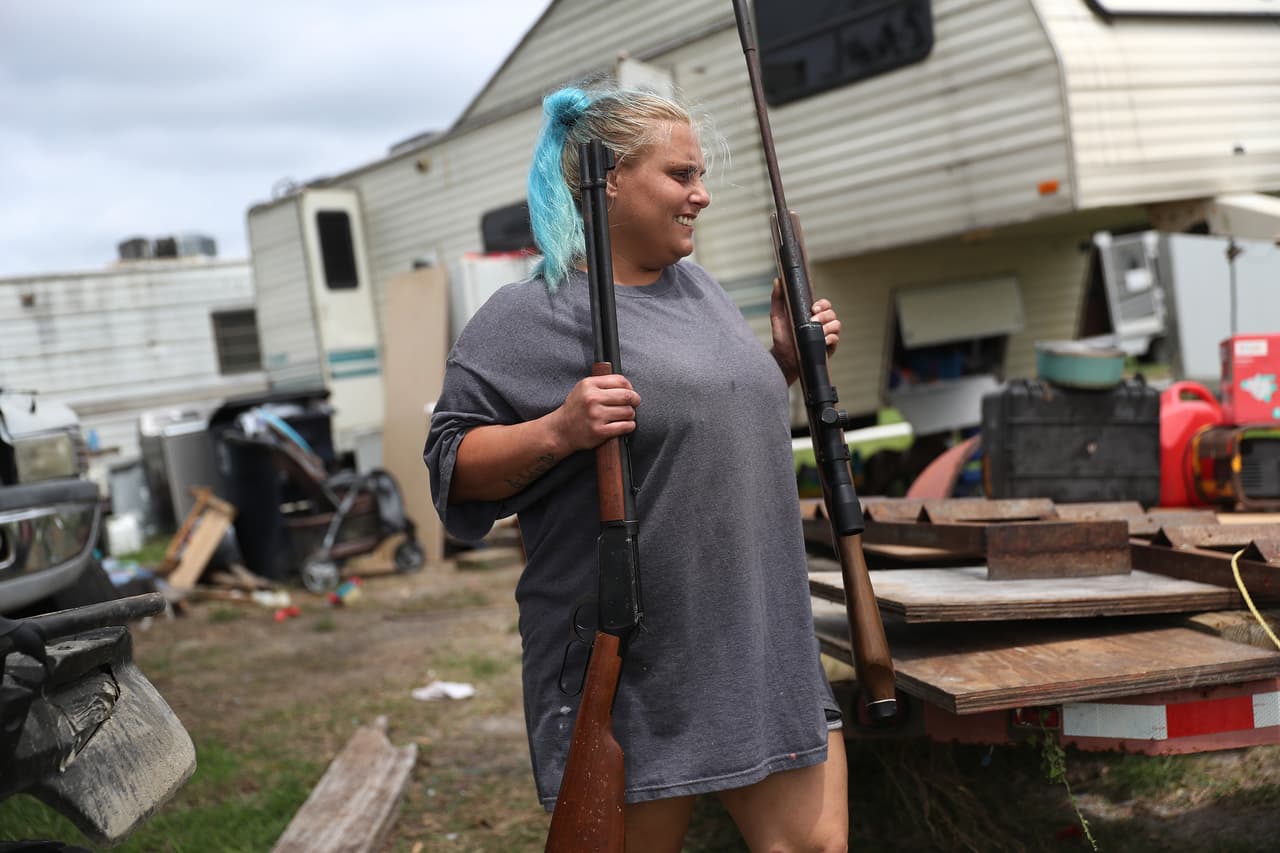 Una mujer deja su trailer y se lleva sus pertenencias en Cameron, a unas 30 millas al este de la frontera entre Louisiana y Texas. Los expertos prevén que Laura podría tocar tierra con vientos de aproximadamente 115 millas por hora (unos 185 kilómetros por hora).