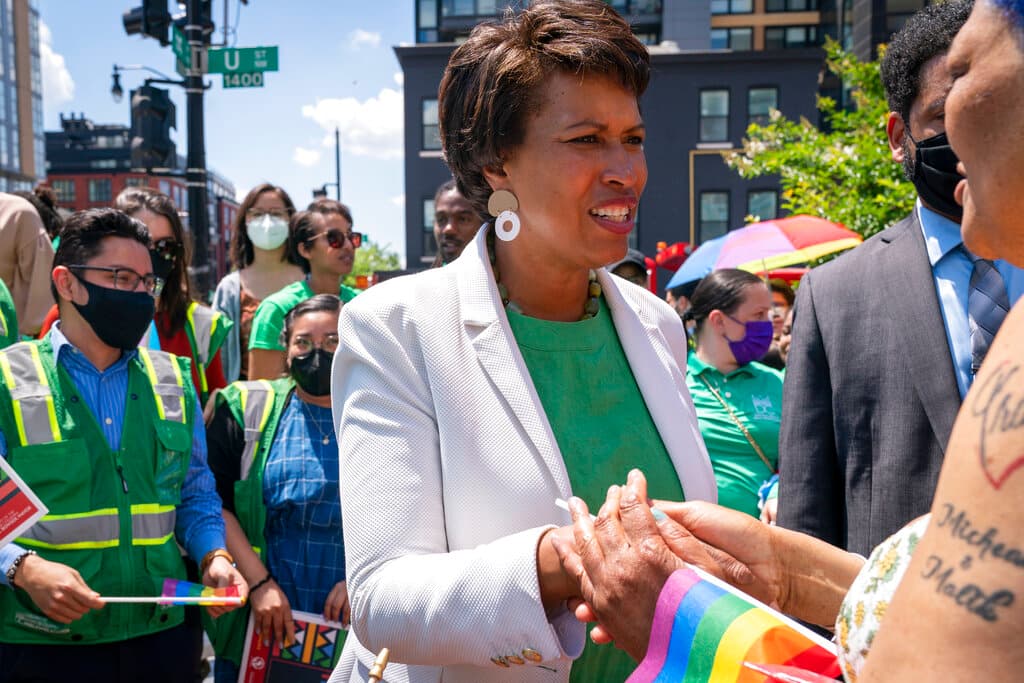 Muriel Bowser, la alcaldesa del Distrito de Columbia, revalida su boleto para pelear en noviembre por un tercer mandato.