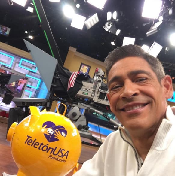 En abril de 2013, Johnny recibió el Premio TvyNovelas al Mejor Conductor.