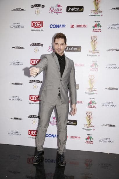 Aún sin rizos, David Bisbal sigue conquistando chicas.