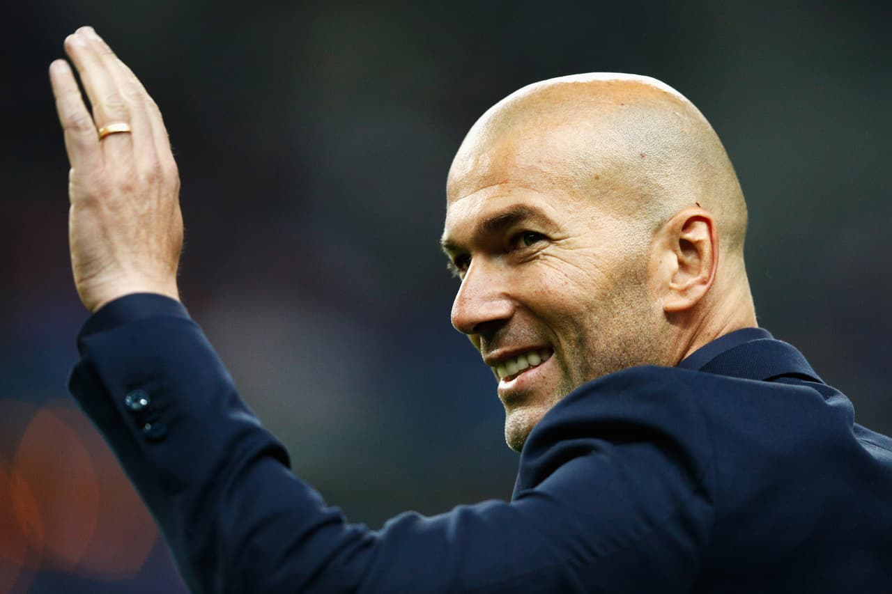 Zidane suena como posible relevo de Benítez en el banquillo del Real Madrid