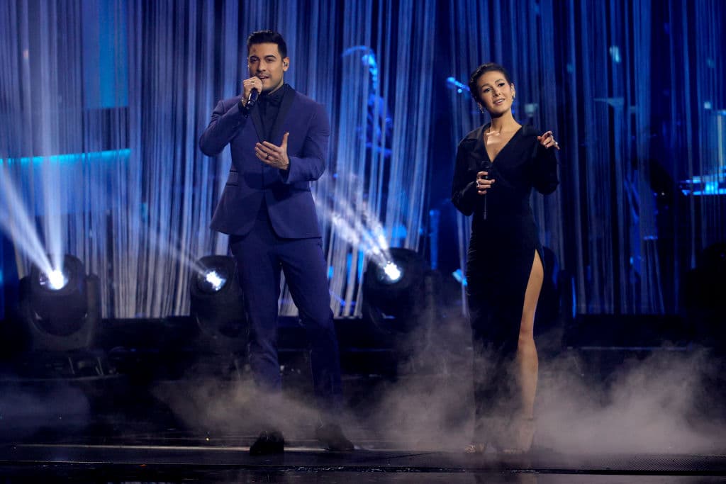 <b>Carlos Rivera, Nella </b>y
<b> Paula Arenas</b> le
<b> <a href="https://www.univision.com/shows/latin-grammy/carlos-rivera-nella-y-paula-arenas-en-los-latin-grammy-2021-este-es-su-homenaje-a-armando-manzanero-video">rindieron un homenaje al cantautor mexicano Armando Manzanero</a></b>,
<b> </b>interpretando los temas ‘Esta Tarde Vi Llover’ y ‘Todavía’.