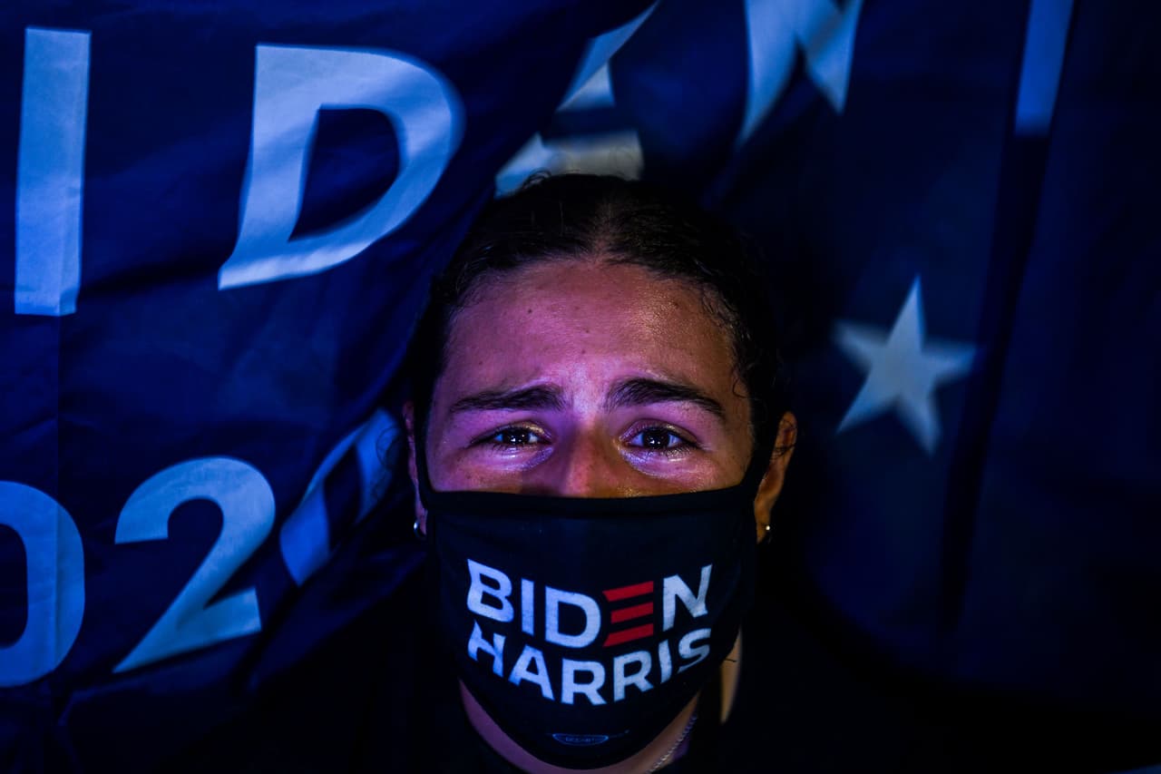 En Miami, Florida, algunos partidarios vieron el discurso de Biden en la calle. El demócrata derrotó a 
<a href="https://www.univision.com/temas/donald-trump"><u>Donald Trump</u></a> tras una agria campaña electoral que reflejó a su vez una profunda polarización política en el país en medio de la pandemia del coronavirus.