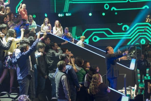 Caras graciosas, bromas, muestras de afecto y selfies con los fans, de todo pasa en el backstage y los famosos lo saben. Mira todo lo que no pudiste ver en la gala cinco de Me Pongo De Pie.