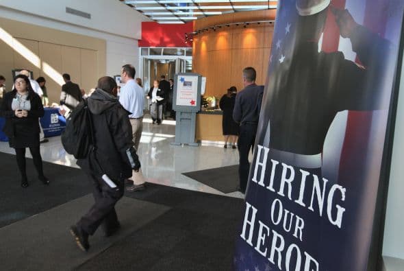 Fue esta semana cuando el presidente Obama anunció dos nuevas iniciativas para ayudar a crear empleos para los veteranos de EU, medias que se han puesto en marcha en sólo unos días.