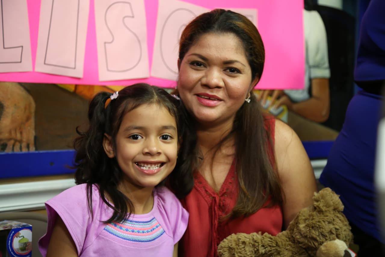 "Tengan paciencia, van a volver con sus padres", dice ya junto a su madre la niña que lloraba en el audio grabado en un centro de detención